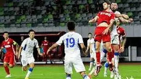 15岁小活士在父子挑战赛中一杆入洞，成绩斐然